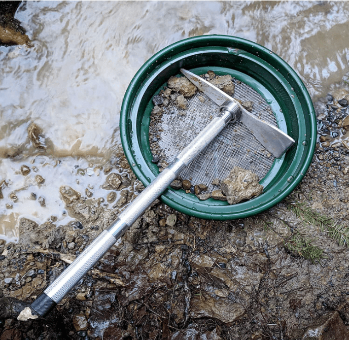 magnetic pick axe